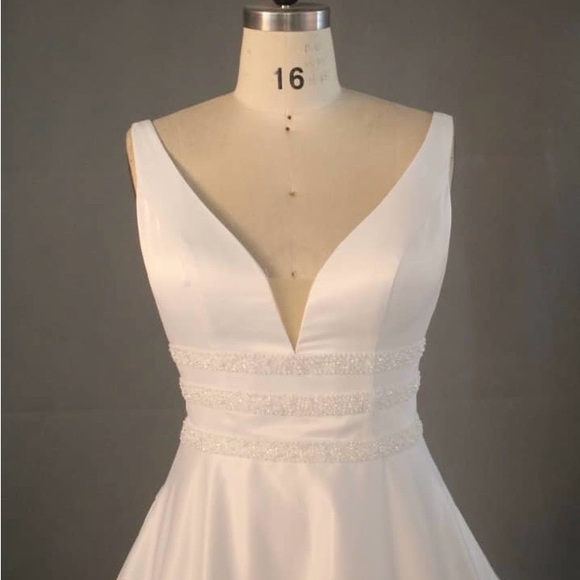 Elegant V-Neck Gown. Bridal size 16. Street size 12 Naked sides & décolleté - Picture 3 of 16